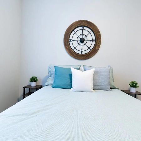 Bellamy Manor Large Home With 5Beds! In Langford ビクトリア エクステリア 写真