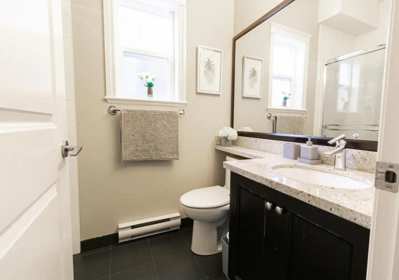 Bellamy Manor Large Home With 5Beds! In Langford ビクトリア エクステリア 写真