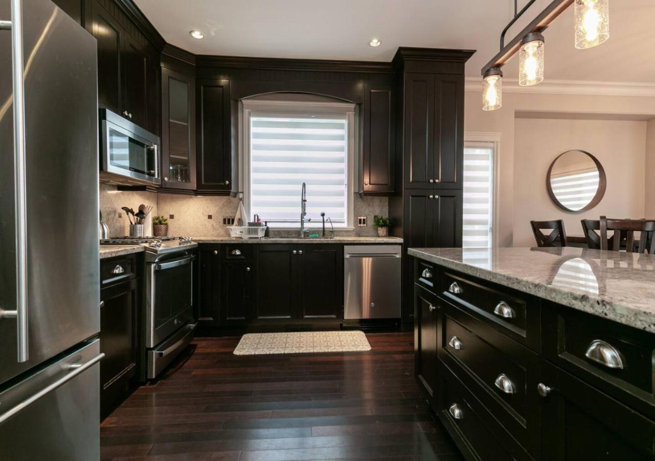 Bellamy Manor Large Home With 5Beds! In Langford ビクトリア エクステリア 写真