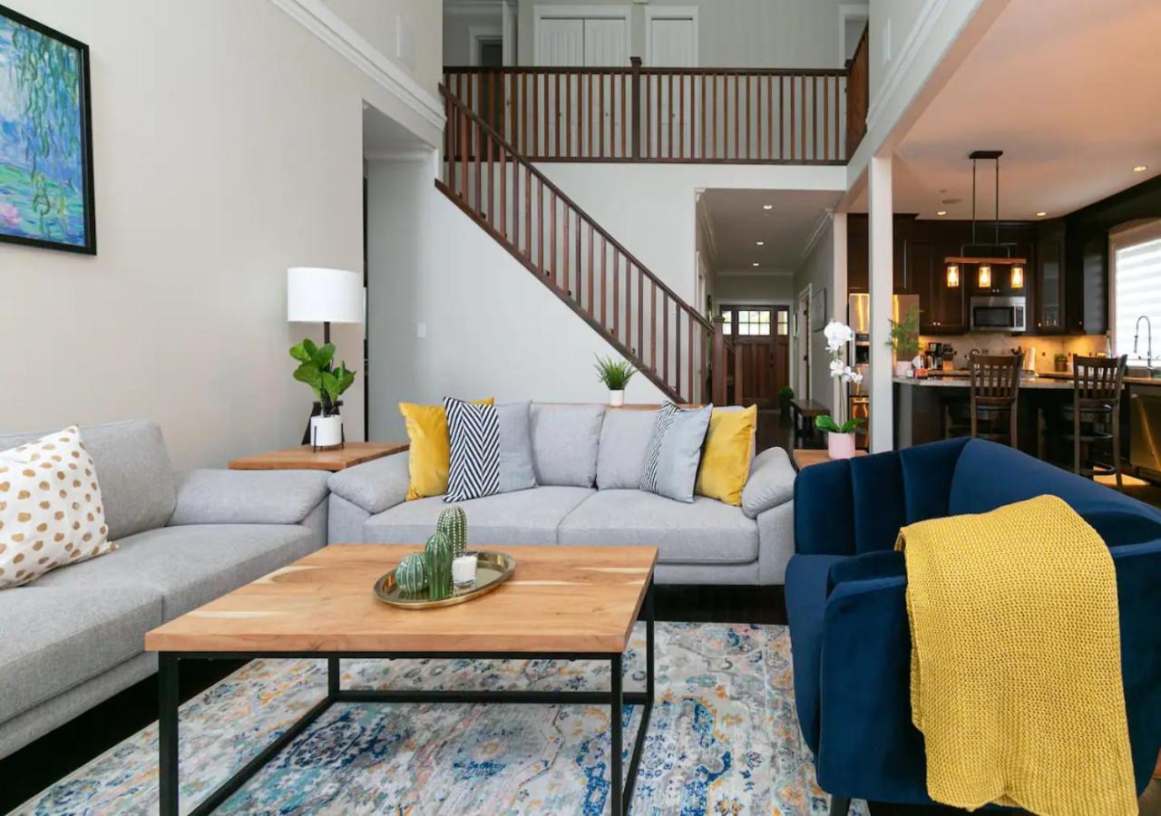 Bellamy Manor Large Home With 5Beds! In Langford ビクトリア エクステリア 写真