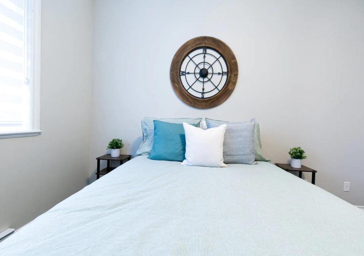 Bellamy Manor Large Home With 5Beds! In Langford ビクトリア エクステリア 写真