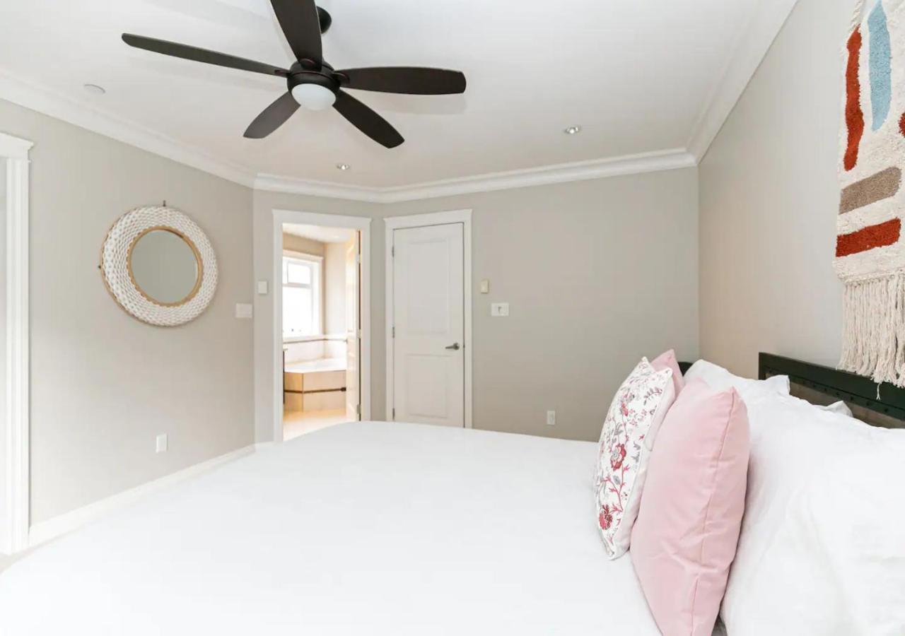 Bellamy Manor Large Home With 5Beds! In Langford ビクトリア エクステリア 写真