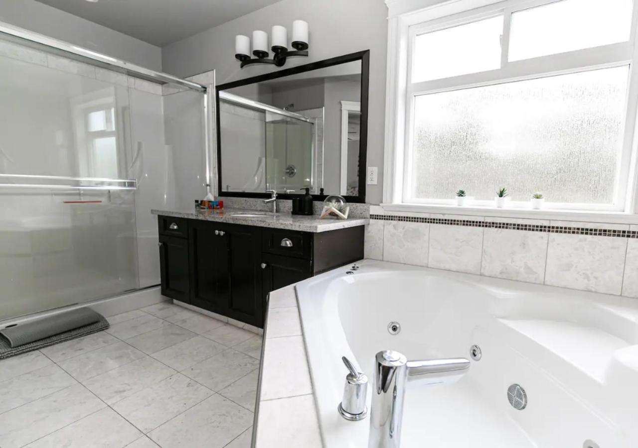Bellamy Manor Large Home With 5Beds! In Langford ビクトリア エクステリア 写真