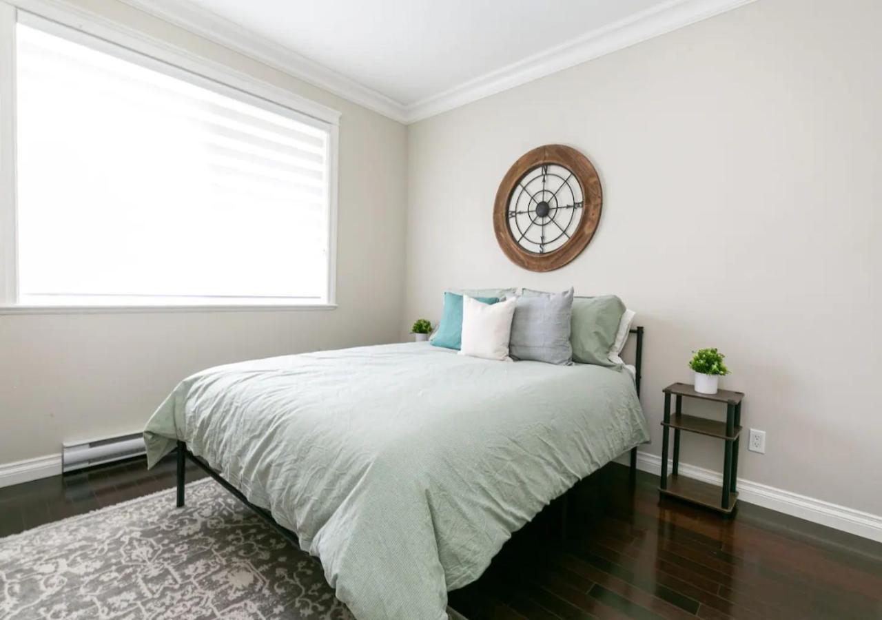 Bellamy Manor Large Home With 5Beds! In Langford ビクトリア エクステリア 写真