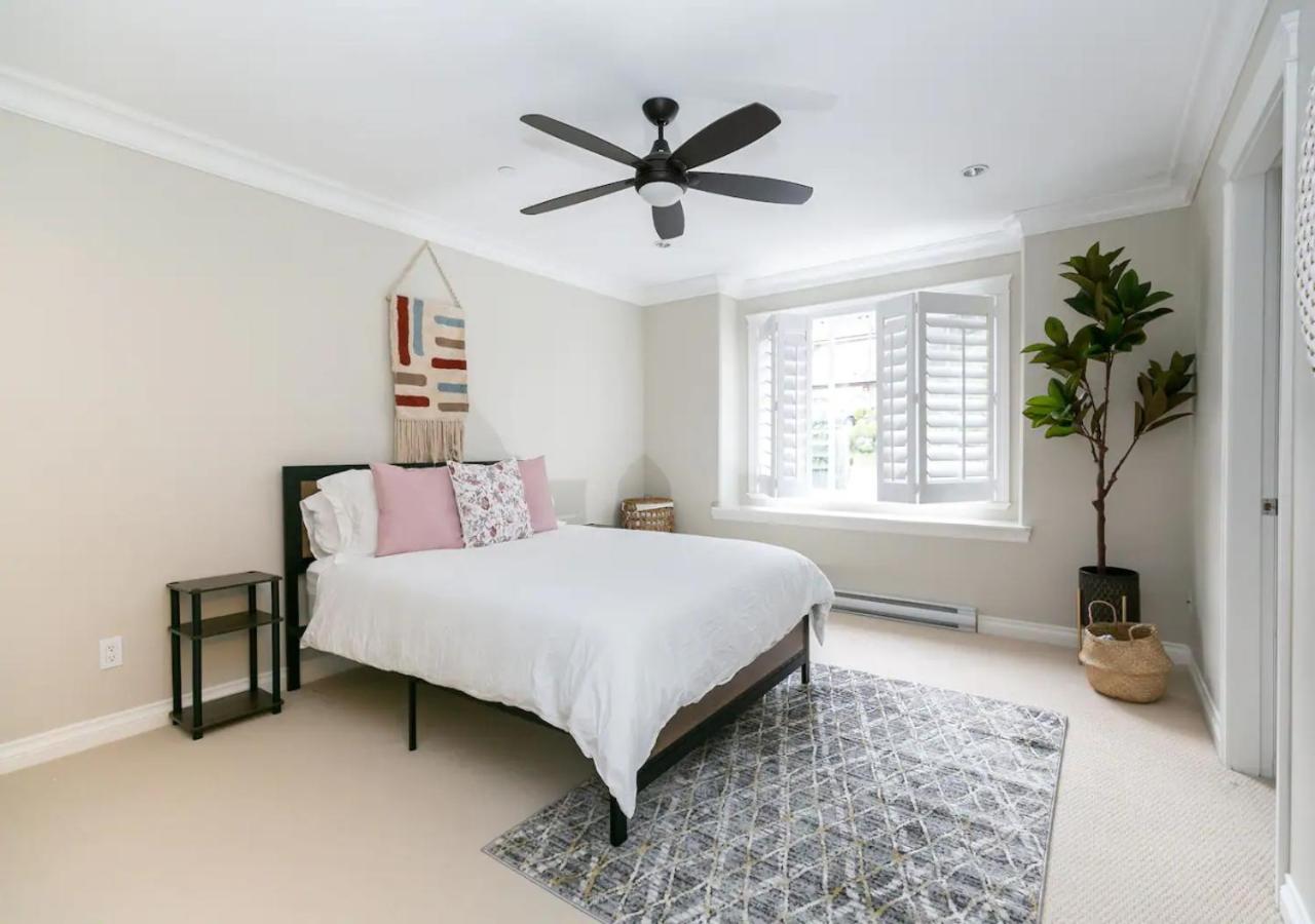 Bellamy Manor Large Home With 5Beds! In Langford ビクトリア エクステリア 写真